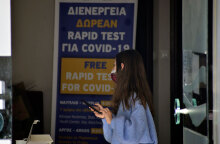 Κοπέλα με μάσκα για κορωνοϊό σε σημείο όπου διενεργούνται rapid test από τον ΕΟΔΥ