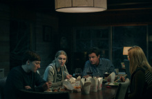 Οικογένεια που τρώει σε τραπέζι - σκηνή από τη σειρά Ozark στο Netflix