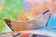 Βάρκα φτιαγμένη από χαρτονόμισμα του ευρώ