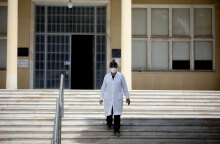 Υγειονομικός στο Σισμανόγλειο Νοσοκομείο με μάσκα για τον κορωνοϊό