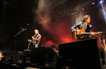 Στιγμιότυπο από τη συναυλία των Last Shadow Puppets στην Αθήνα το 2016