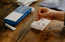 Κορωνοϊός: Το rapid test με τη χρήση στυλεού για τη λήψη δείγματος από τη μύτη, δεν ανιχνεύει με αξιοπιστία την παραλλαγή Όμικρον, υποστηρίζει Αμερικανός λοιμωξιολόγος.