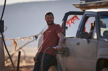 Ο Τζέιμι Ντόρναν σε σκηνή από τη σειρά The Tourist.