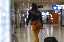 Γυναίκα ταξιδιώτης με μάσκα για τον κορωνοϊό στο αεροδρόμιο «Ελευθέριος Βενιζέλος»