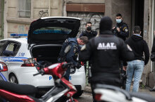 Αστυνομικοί έξω από το σπίτι στην πλατεία Αμερικής, όπου 30χρονος άνοιξε πυρ