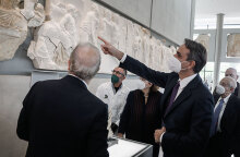 Ο πρωθυπουργός Κυριάκος Μητσοτάκης μπροστά στο θραύσμα Fagan που τοποθετήθηκε στη ζωφόρο του Παρθενώνα