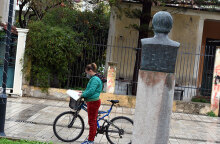 Κοπέλα με μάσκα για τον κορωνοϊό