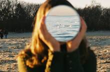 Κοπέλα σε χιονισμένο τοπίο