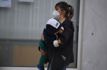 Μητέρα με μωρό στο Ναύπλιο λίγο πριν κάνουν δωρεάν rapid test από τον ΕΟΔΥ