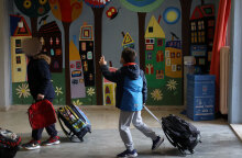 Μαθητής σε δημοτικό σχολείο με μάσκα για τον κορωνοϊό