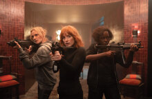 Οι ηθοποιοί Ντάιαν Κρούγκερ, Τζέσικα Τσαστέιν και Λουπίτα Νιόγκ’ο στην ταινία «Πράκτορες 355»