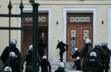 Αστυνομικοί μπαίνουν στο Οικονομικό Πανεπιστήμιο (ΑΣΟΕΕ)