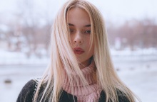 Ένα κορίτσι σε ένα χιονισμένο τοπίο 