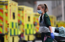 Υγειονομικός με μάσκα για κορωνοϊό έξω από νοσοκομείο στο Λονδίνο