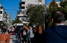 Πολίτες περιμένουν στη σειρά για δωρεάν rapid test από τον ΕΟΔΥ