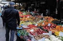 Πολίτης πραγματοποιεί τις αγορές του στην λαϊκή αγορά