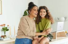 Μαμά και κόρη αγκαλιά