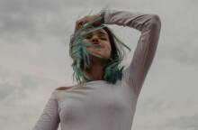 Γυναίκα με μακρυμάνικο λευκό μπλουζάκι