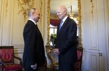 Βλαντίμιρ Πούτιν και Τζο Μπάιντεν © EPA/PETER KLAUNZER   