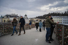 Πολίτες διασχίζουν γέφυρα στο Σάλτσμπουργκ της Αυστρίας