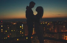 Ένα ζευγάρι σε μια ταράτσα. 