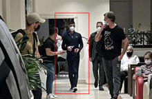 Ο Νόβακ Τζόκοβιτς στο αεροδρόμιο στη Μελβούρνη μετά την απόφαση για την απέλασή του