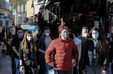 Νεαροί στο Μοναστηράκι με μάσκα για κορωνοϊό