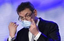 Μπουρλά: «Θα πάρουμε τη ζωή μας πίσω - Ίσως την άνοιξη»