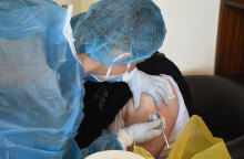 Εμβολιασμός ηλικιωμένου κατά του covid-19