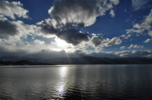 Νεφώσεις πάνω από λίμνη