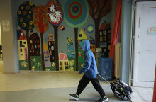 Μαθητής με μάσκα για κορωνοϊό σε δημοτικό σχολείο