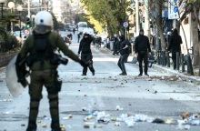 Επεισόδια από κουκουλοφόρους έξω από την ΑΣΟΕΕ