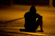 Άνδρας στη μέση του δρόμου