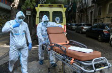 Υγειονομικοί του ΕΚΑΒ για τη μεταφορά ασθενών με κορωνοϊό σπρώχνουν φορείο