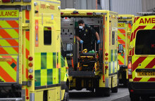 Ασθενοφόρα για τη μεταφορά ασθενών με κορωνοϊό έξω από νοσοκομείο στο Λονδίνο