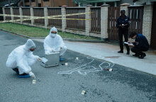 Αστυνομικοί και ιατροδικαστές στον τόπο του εγκλήματος