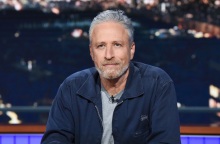 Ο Τζον Στιούαρτ. 