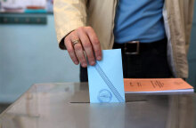 Ψηφοφόρος στις εκλογές ρίχνει την ψήφο του στην κάλπη