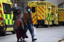 Ασθενοφόρα για τη μεταφορά ασθενών με κορωνοϊό έξω από νοσοκομείο στο Λονδίνο © EPA/ANDY RAIN   