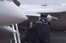 Ιερέας κάνει αγιασμό σε αεροπλάνο ραφάλ