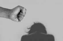 «Φύγετε, όλα είναι καλά», φώναζε στους αστυνομικούς ο σύζυγος που ξυλοκόπησε την 29χρονη στην Πάτρα