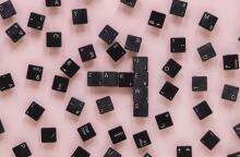 Κουμπιά πληκτρολογίου που σχηματίζουν τη φράση fake news