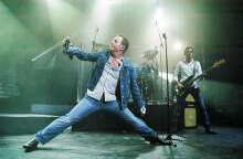 Στιγμιότυπο από τη συναυλία των Simple Minds στην Αθήνα το 2006