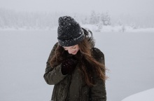 Ένα κορίτσι στα χιόνια. 