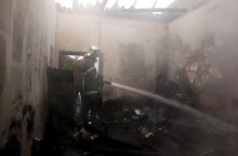 Πυροσβέστης σβήνει φωτιά σε κατοικία