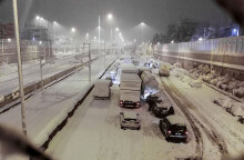 Εγκλωβισμένοι οδηγοί στα χιόνια στην Αττική Οδό από την κακοκαιρία «Ελπίδα»