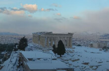 Drone πάνω από τη χιονισμένη Ακρόπολη