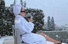 Η Ελένη Φουρέιρα ποζάρει με γόβες και μπουρνούζι στο χιόνι 