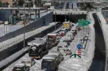 Εγκλωβισμένα αυτοκίνητα στην Αττική Οδό, στην έξοδο για την Δουκίσσης Πλακεντίας, από την ισχυρή χιονόπτωση που προκάλεσε η κακοκαιρία "Ελπίς". 