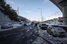 Εγκλωβισμένα αυτοκίνητα στην Αττική Οδό, στην έξοδο για την Δουκίσσης Πλακεντίας από την ισχυρή χιονόπτωση που προκάλεσε η κακοκαιρία "Ελπίς" 